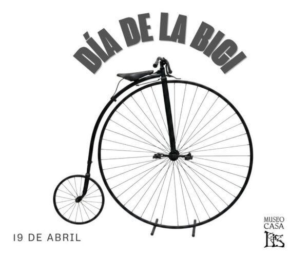 Velocípedo Penny-Farthing expuesto en el museo durante el Día de la Bicicleta