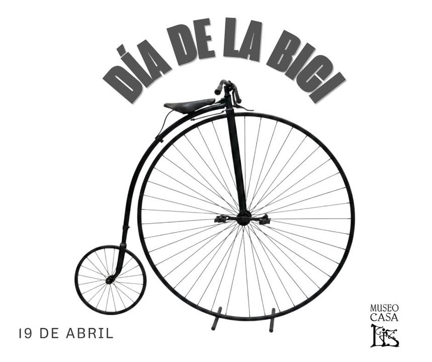 Velocípedo Penny-Farthing expuesto en el museo durante el Día de la Bicicleta