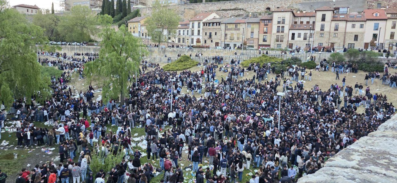 Multitud de personas celebrando el Lunes de Aguas en Salamanca