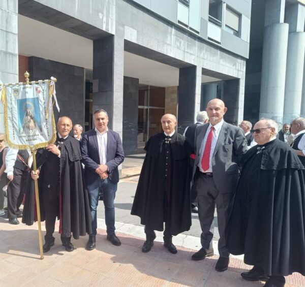 Grupo de personas en la celebración del Lunes de Aguas en Barakaldo