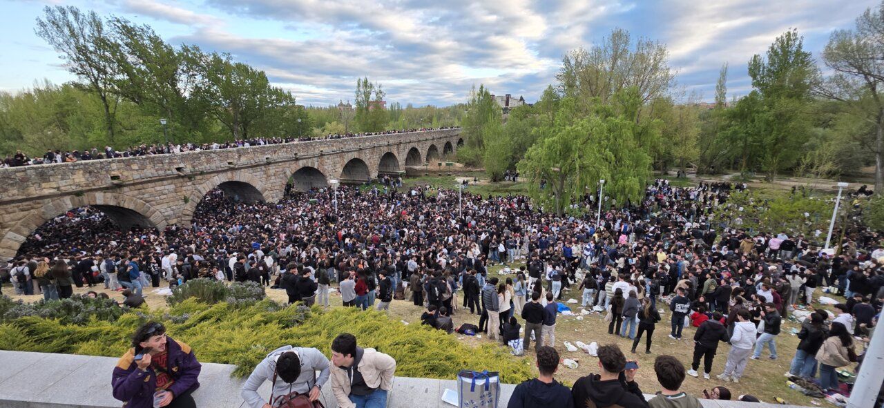 Multitud celebrando el Lunes de Aguas junto a un puente