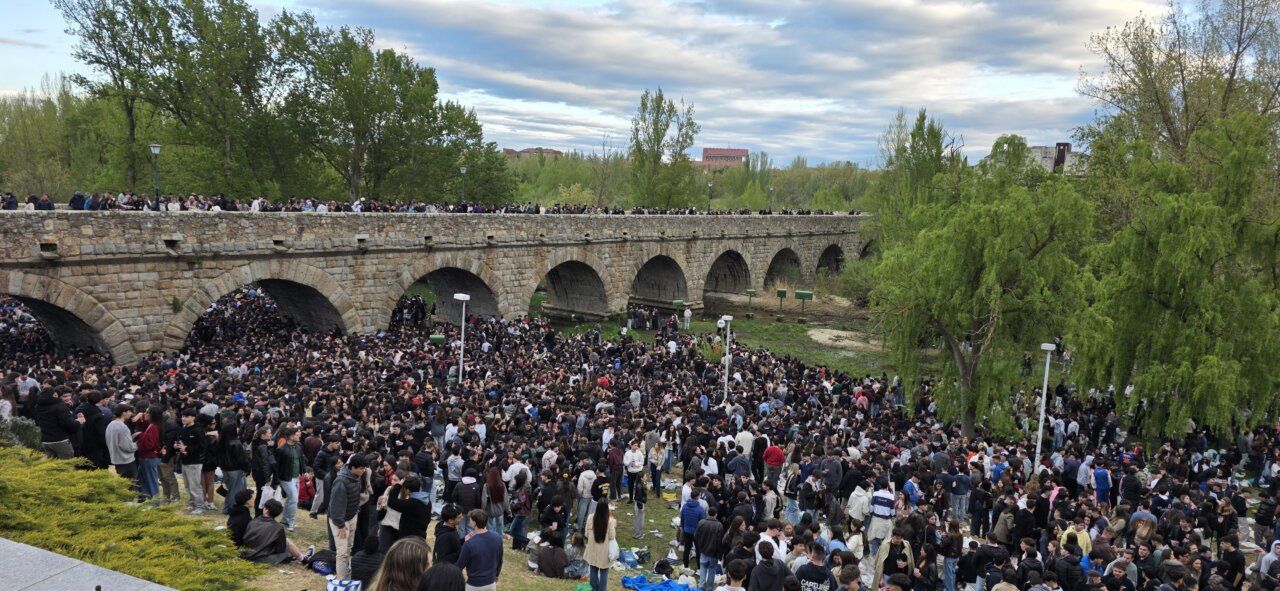 Multitud de personas celebrando el Lunes de Aguas junto a un puente