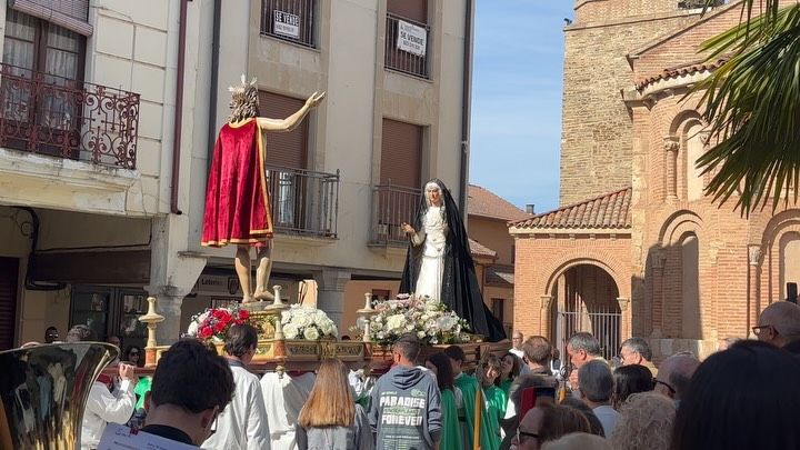 Procesión del Resucitado y la Virgen de la Alegría en Alba de Tormes
