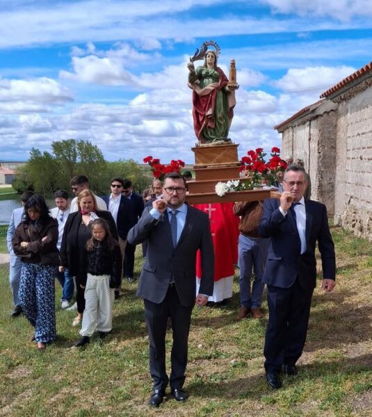 Procesión de Santa Bárbara en Carbajos de la Armuña con autoridades locales.