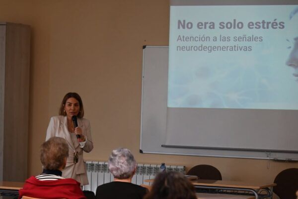 Ponente hablando sobre detección precoz del Alzheimer en una charla