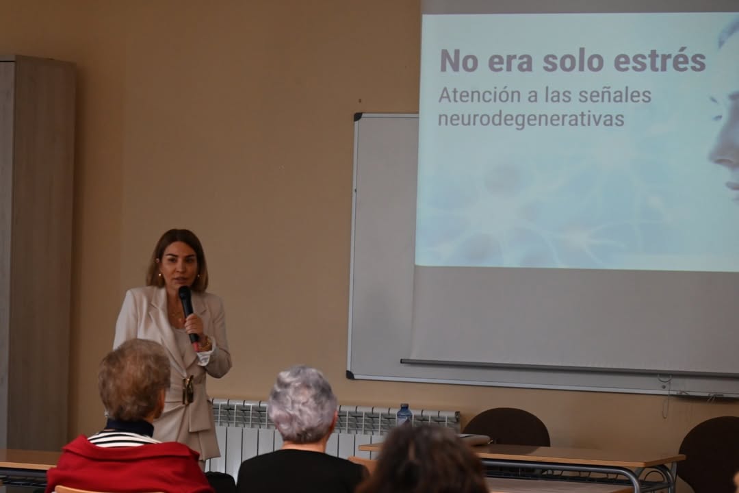 Ponente hablando sobre detección precoz del Alzheimer en una charla