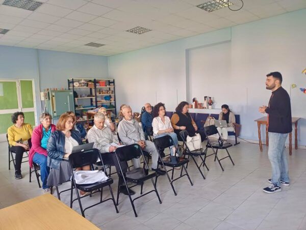 Profesor Diego Manuel Jiménez Bravo hablando sobre tecnología a un grupo de personas.