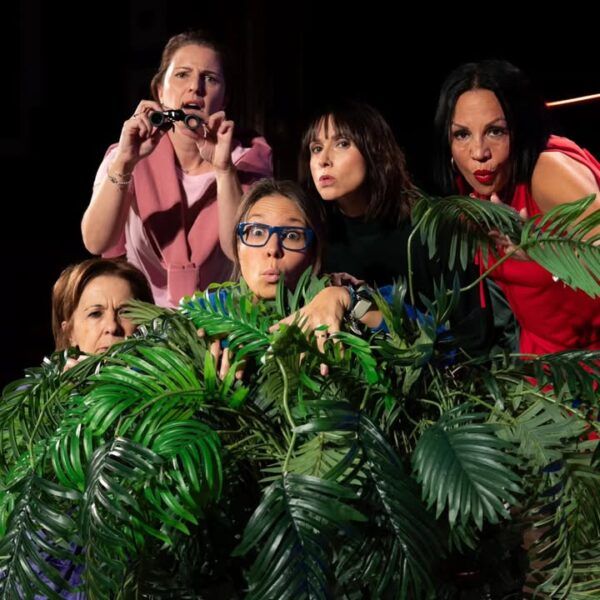 Actrices del teatro amateur en una escena divertida con plantas