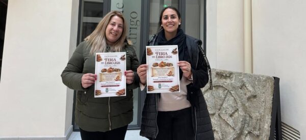 Dos mujeres sosteniendo carteles de la Feria del Libro en Ciudad Rodrigo
