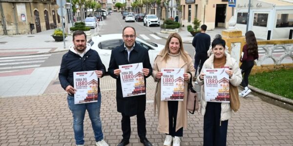 Cuatro personas sosteniendo carteles de la Feria del Teatro en Ciudad Rodrigo