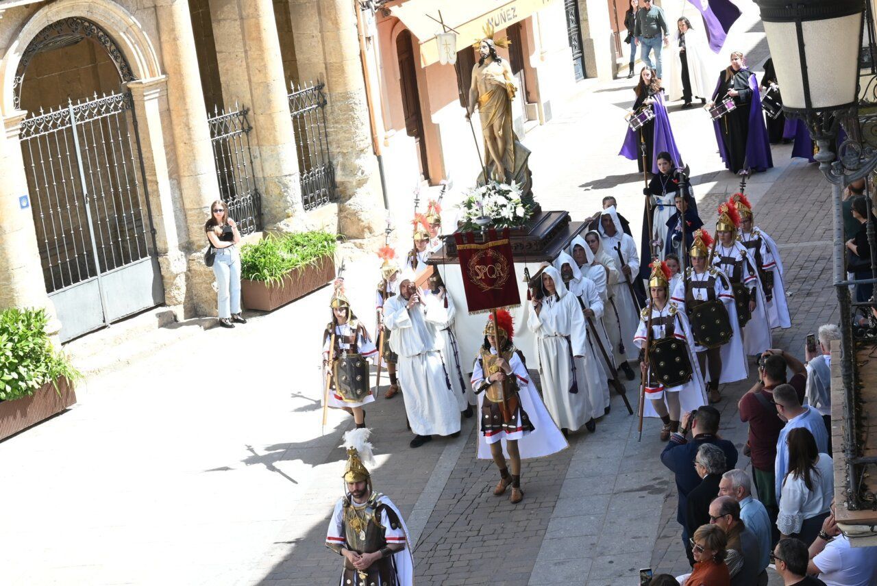Procesión de Resurrección en Ciudad Rodrigo con fieles y autoridades