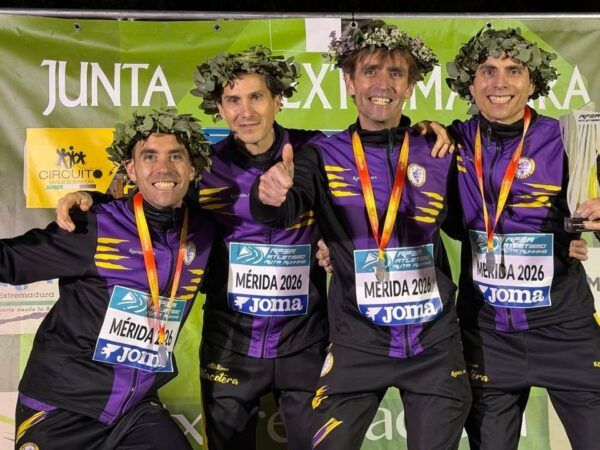 Cuatro atletas del Club de Atletismo Macotera celebrando su medalla de plata