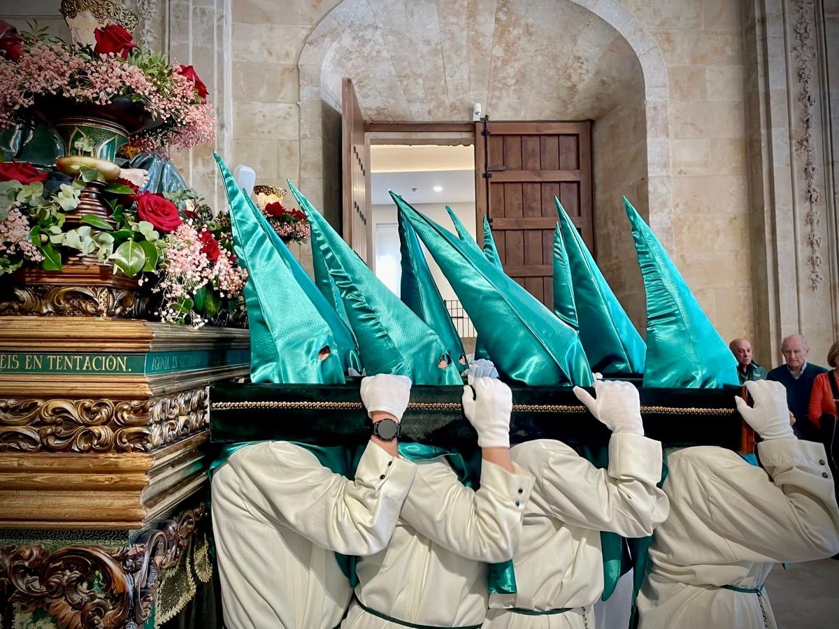 Cofrades con capirotes en la procesión de Viernes Santo en Salamanca