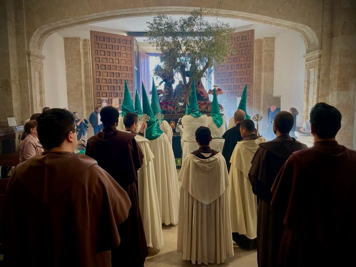 Miembros de la cofradía en la procesión del Huerto de los Olivos.