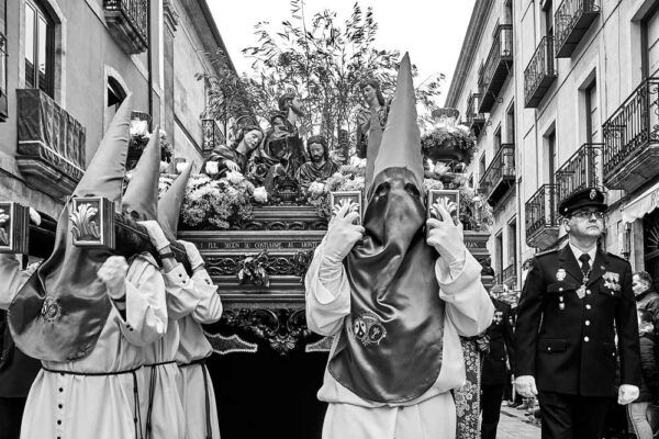 Cofrades de la Oración de Jesús en el Huerto durante la procesión en Salamanca.