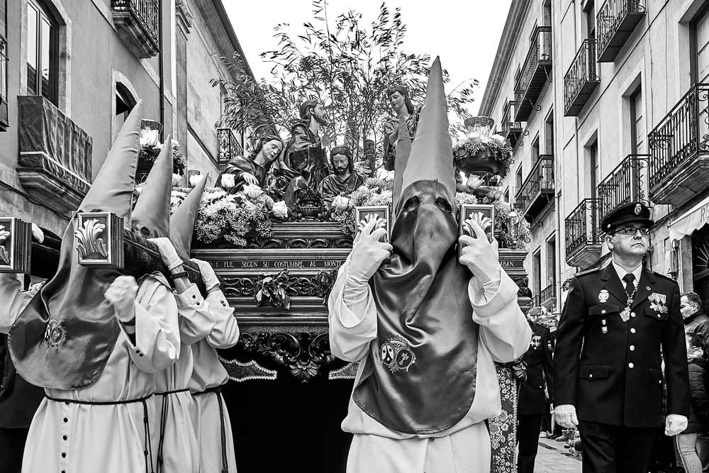Cofrades de la Oración de Jesús en el Huerto durante la procesión en Salamanca.