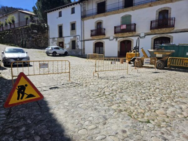Obras de urbanización en la Calle Simón López con maquinaria y señalización.