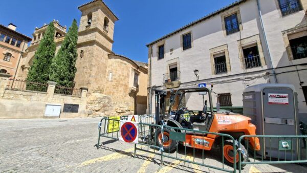 Obras de pavimentación en la calle Libreros de Salamanca con maquinaria