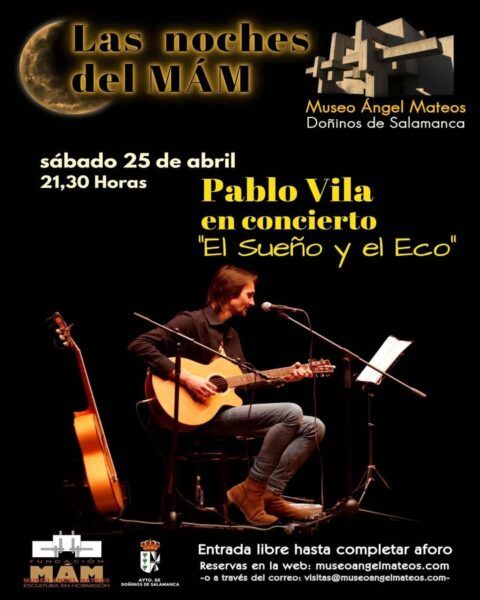 Pablo Vila en concierto acústico en el MÁM, tocando la guitarra.