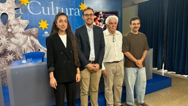 Cuatro personas posando en un evento cultural en Salamanca