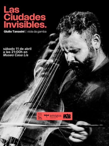 Giulio Tanasini tocando la viola da gamba en un concierto en Salamanca