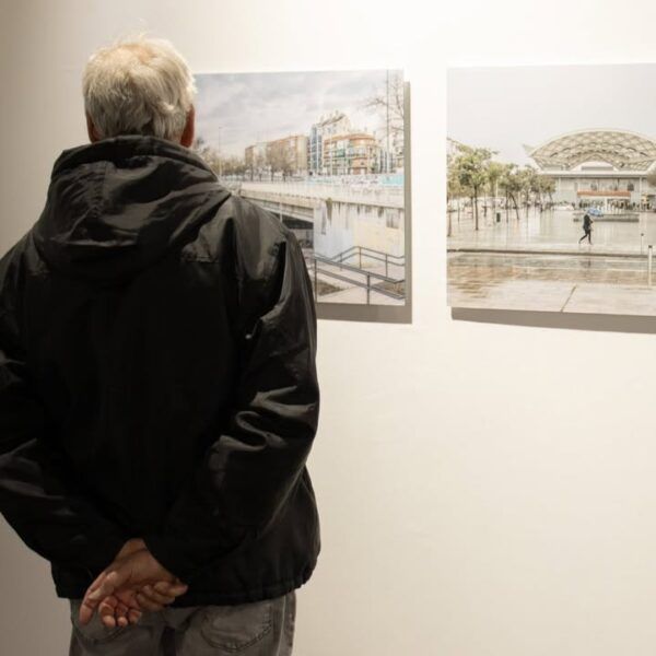 Persona observando fotografías en una exposición de arte contemporáneo