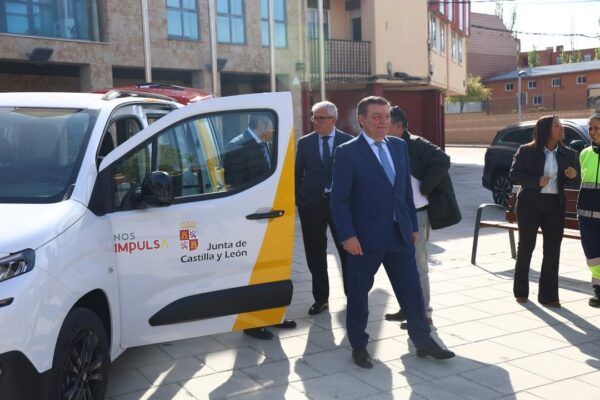 Funcionarios de la Junta de Castilla y León junto a un vehículo oficial