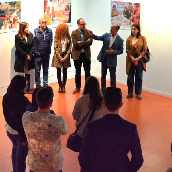 Inauguración de la exposición de Cruz Roja en Ciudad Rodrigo con asistentes