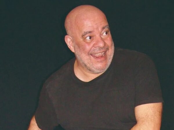 Fernando Saldaña durante su actuación de cuentacuentos para niños
