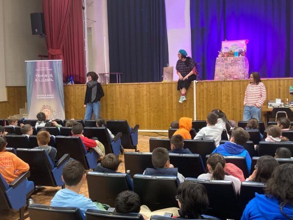 Niños disfrutando de un espectáculo de narración y música en Lumbrales