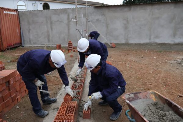 Grupo de personas trabajando en un curso de albañilería en Salamanca