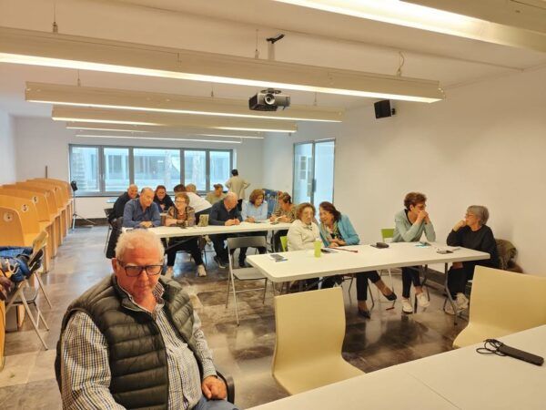 Grupo de personas mayores en un curso de capacitación digital en Santa Marta