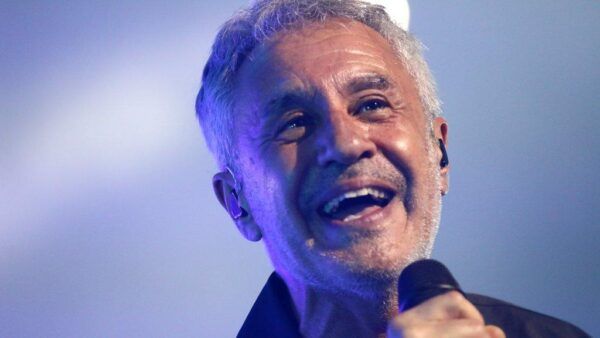 Sergio Dalma sonriendo durante su concierto en Salamanca