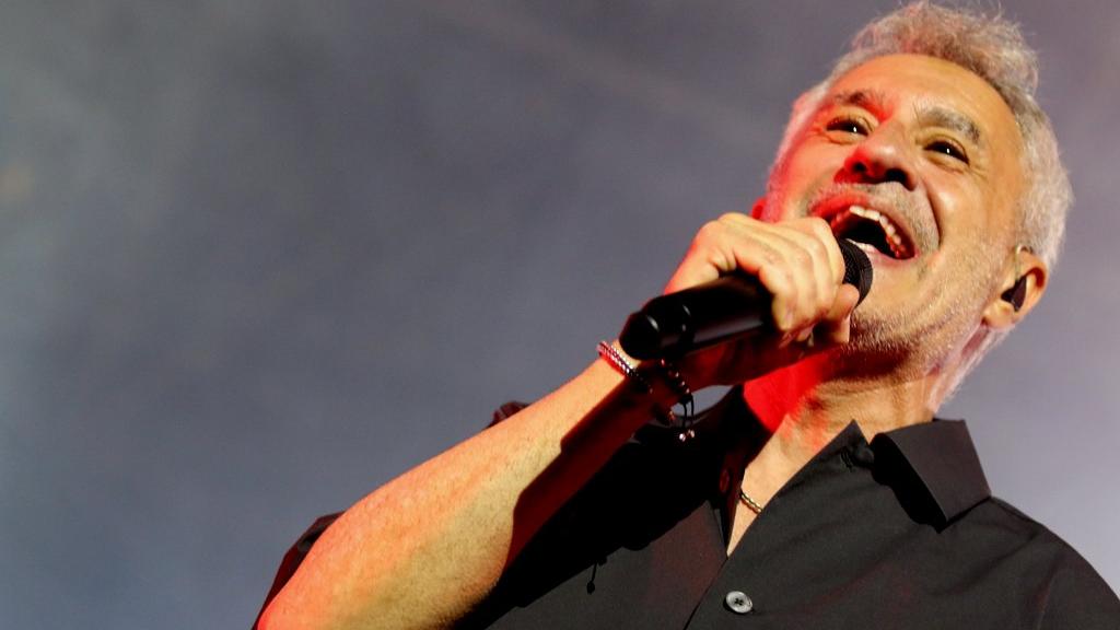 Sergio Dalma cantando en su concierto en Salamanca