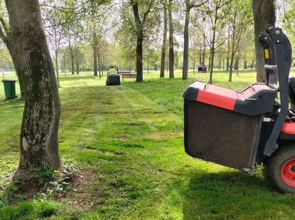 Máquina desbrozadora trabajando en áreas verdes de Ciudad Rodrigo
