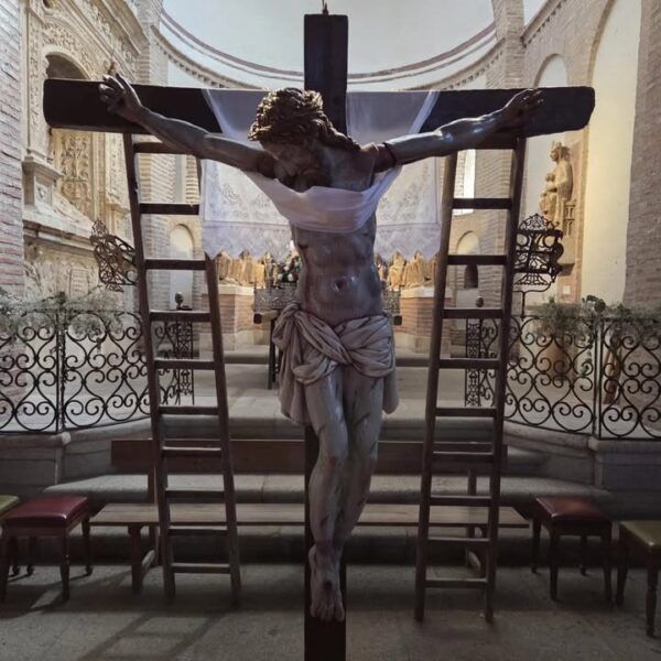 Cristo crucificado en la Iglesia de San Juan Apóstol durante el Descendimiento