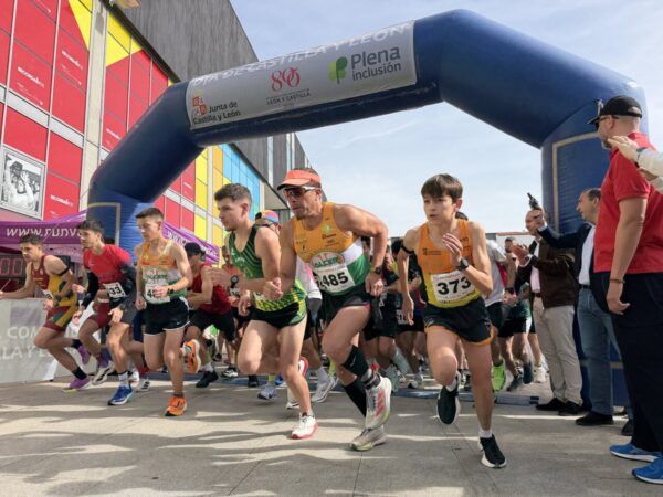 Participantes corriendo en la Carrera del Día de Castilla y León.