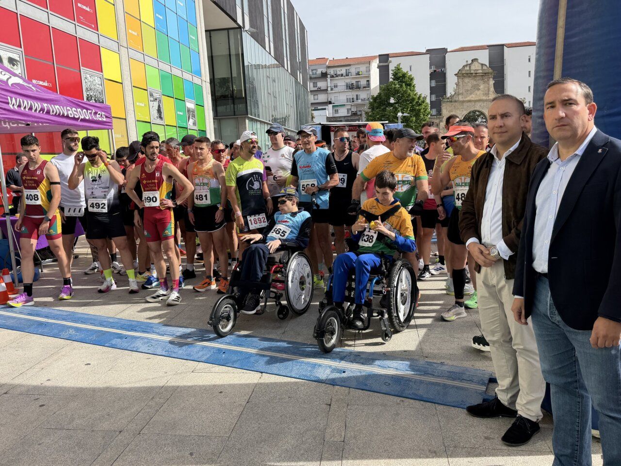 Participantes en la carrera del Día de Castilla y León en la plaza de la Concordia.