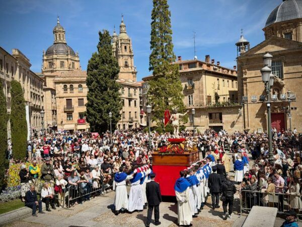 Procesión de Jesús Resucitado en Salamanca durante el Domingo de Resurrección