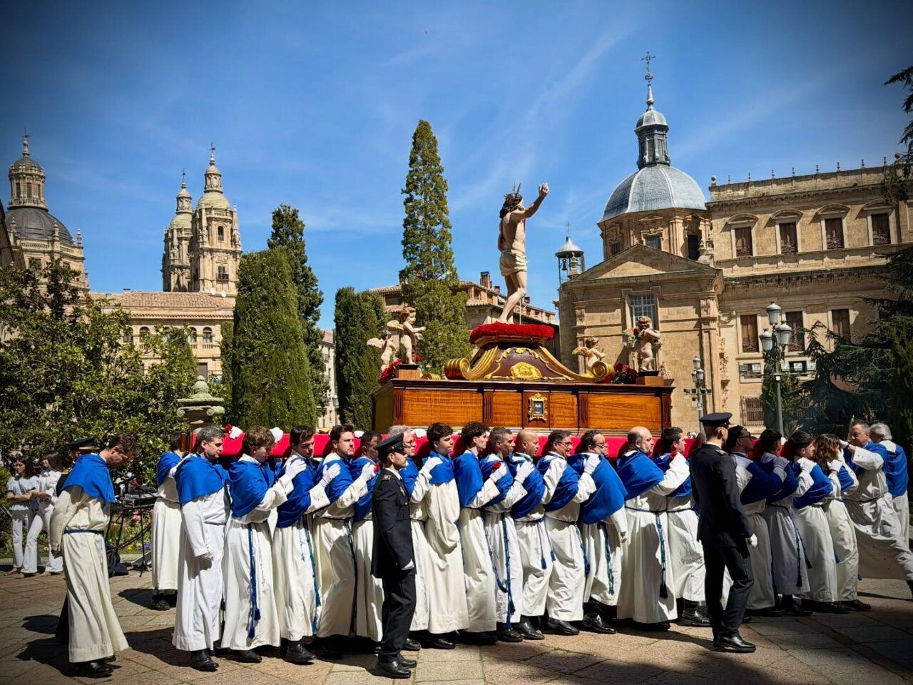 Procesión de Jesús Resucitado en Salamanca durante el Domingo de Resurrección