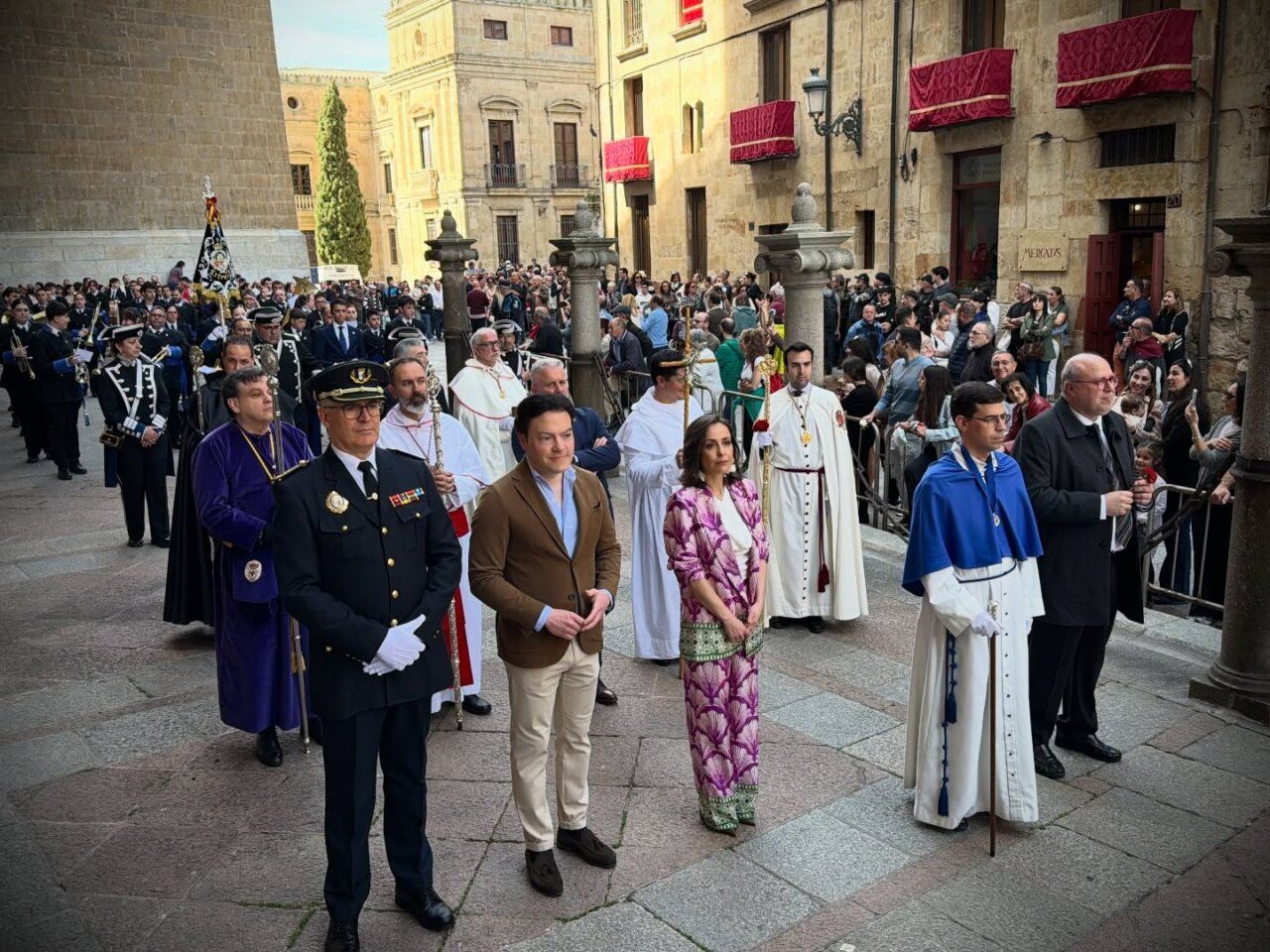 Procesión del Domingo de Resurrección en Salamanca con multitud de asistentes