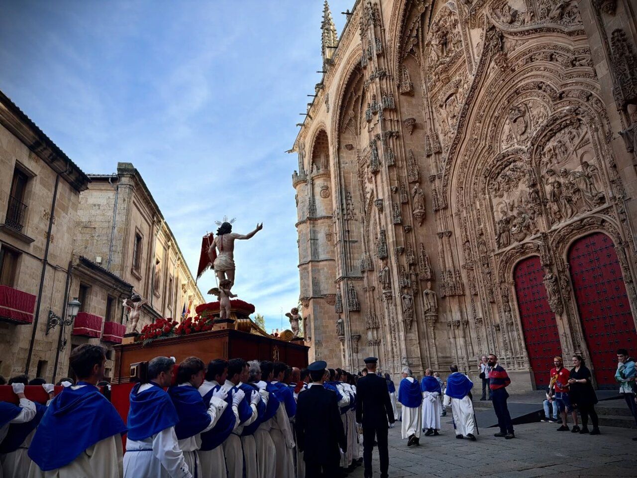 Procesión de Jesús Resucitado en Salamanca durante el Domingo de Resurrección