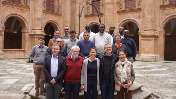 Grupo de estudiantes y profesores en encuentro académico en Salamanca