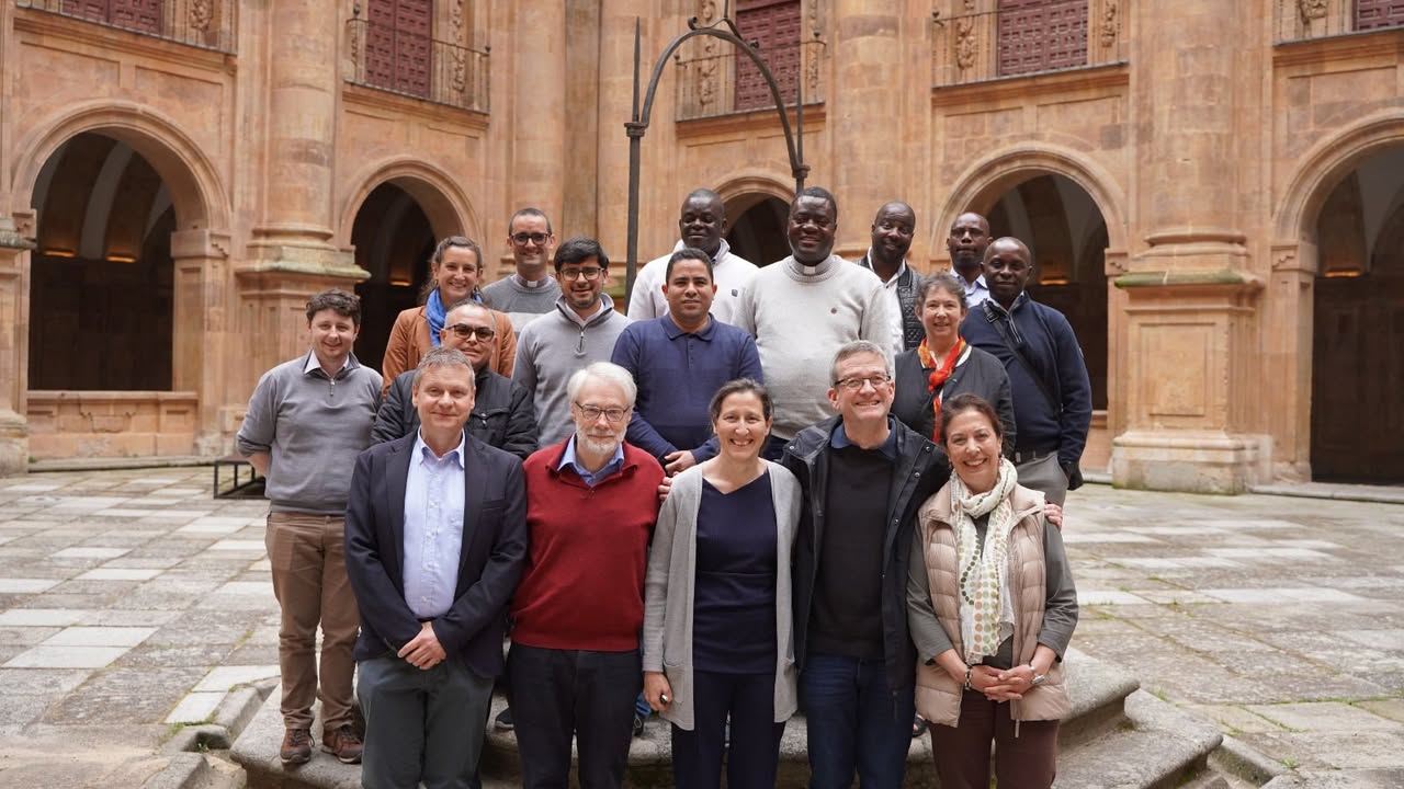 Grupo de estudiantes y profesores en encuentro académico en Salamanca