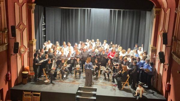 Coros y músicos en el escenario del Teatro de la Villa de Alba de Tormes