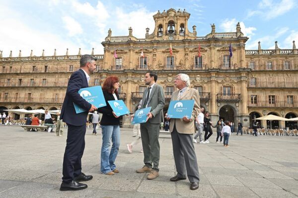 Grupo de antiguos alumnos de la Universidad de Salamanca en la plaza