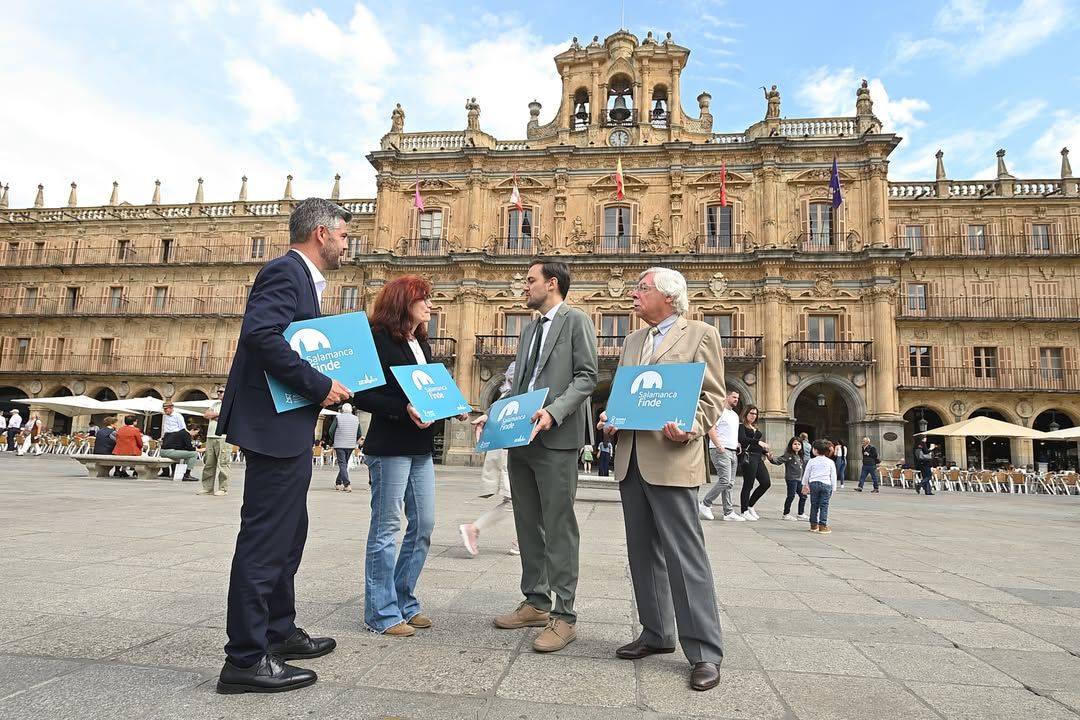 Grupo de antiguos alumnos de la Universidad de Salamanca en la plaza