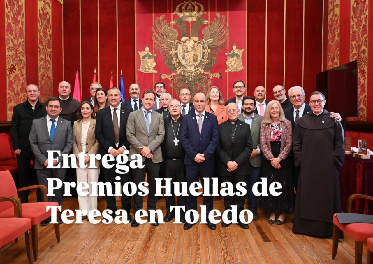 Grupo de personas en la entrega de los Premios Huellas de Teresa en Toledo