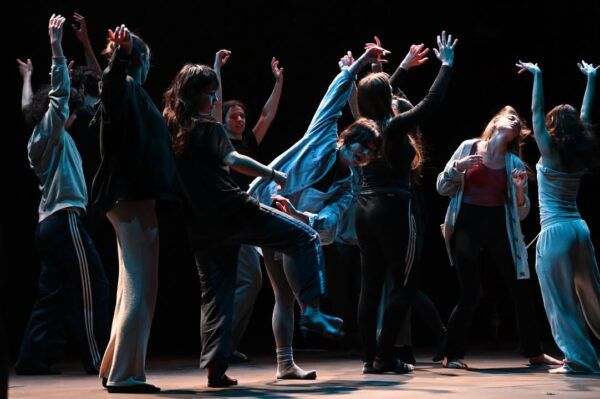 Estudiantes de la Escuela de Arte Dramático en una actuación en grupo