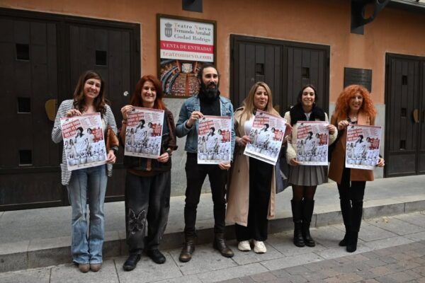 Actores sosteniendo carteles del estreno de la obra en Ciudad Rodrigo